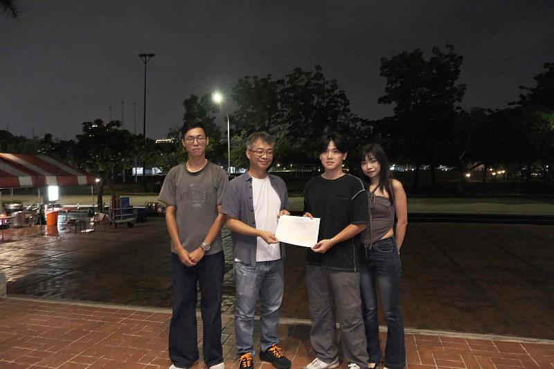 廖夆淇老師（左2）與學生合影。