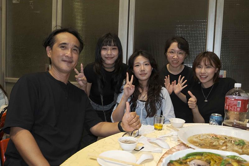 曾維揚老師(左1)與學生合影。