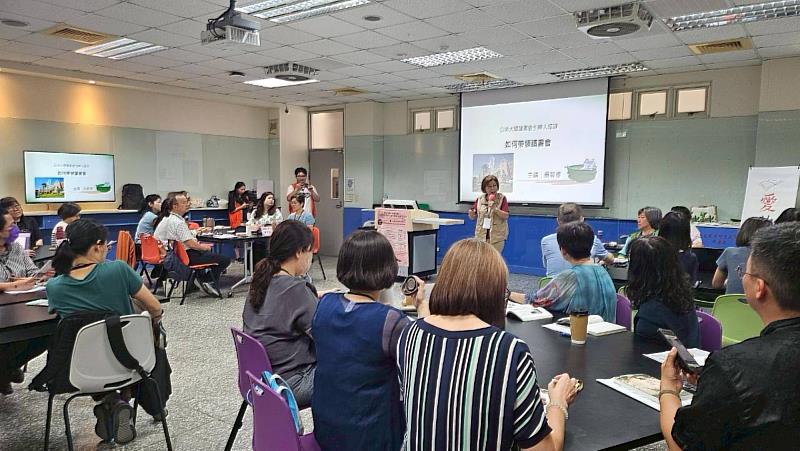 教育部教育奉獻獎得主吳麗櫻前校長親臨指導，系統化解構「深度閱讀三部曲」之領讀心法與引導實務，手把手帶領現場專兼任教師與校外專業人士掌握文本深度解讀與核心價值提取之關鍵技巧。