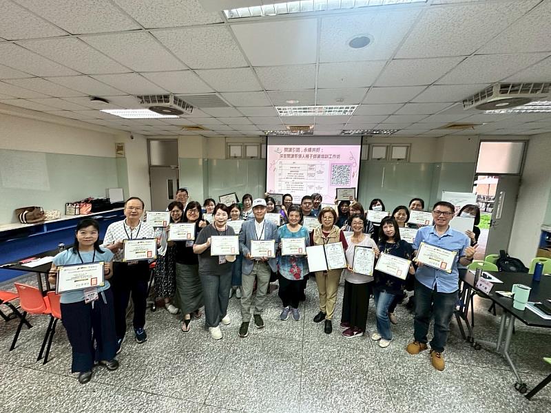工作坊圓滿落幕，近40位跨領域師資及校外讀書會夥伴取得「深度閱讀帶領人種子師資」培訓證明共同合影。