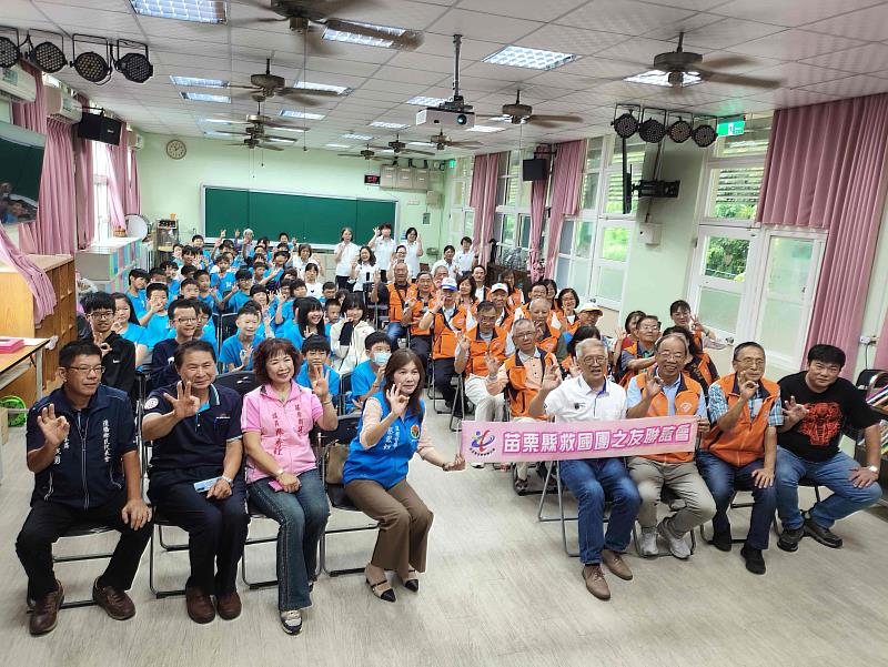 救國團苗栗縣之友聯誼會辦理「書香傳千里.悅讀零距離」贈書活動,攜手打造書香校園。
