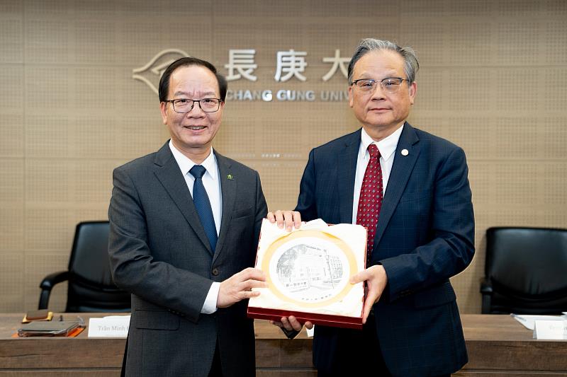 林俊彥院長(圖右)歡迎陳明典院長(圖左)率團蒞校參訪。