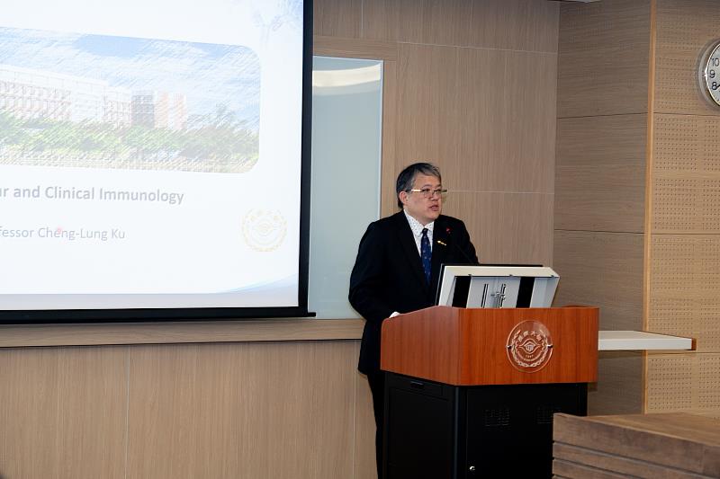 顧正崙主任介紹長庚大學分子及臨床免疫中心研究特色與成果。