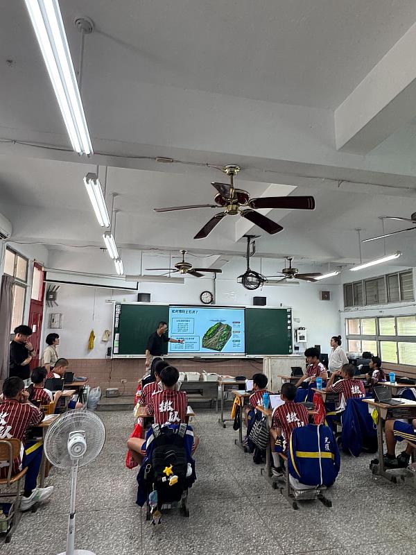 東華大學碩士生講師群合作分工教學。