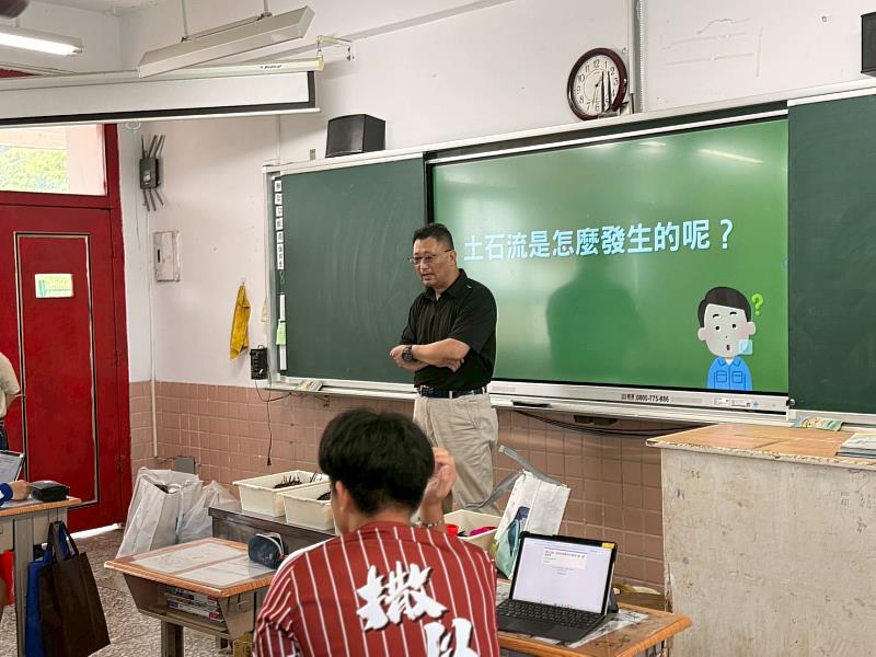 講師帶領同學討論災害議題。
