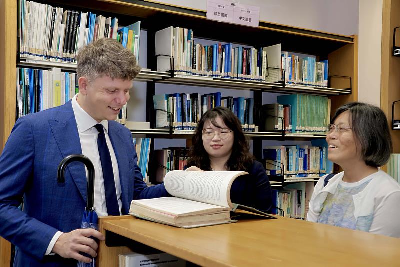 歐盟副代表 Mr. Lukáš Gajdoš(左)在歐盟中心陳麗娟主任(右)介紹下,參觀擁有全國大專校院少見的覺生紀念圖書館歐盟資訊中心。(圖/淡江大學提供)