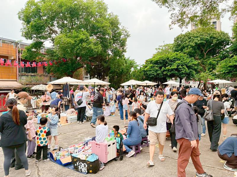 於空軍三重一村舉行，結合歷史場域與市集活動，吸引人潮參與。