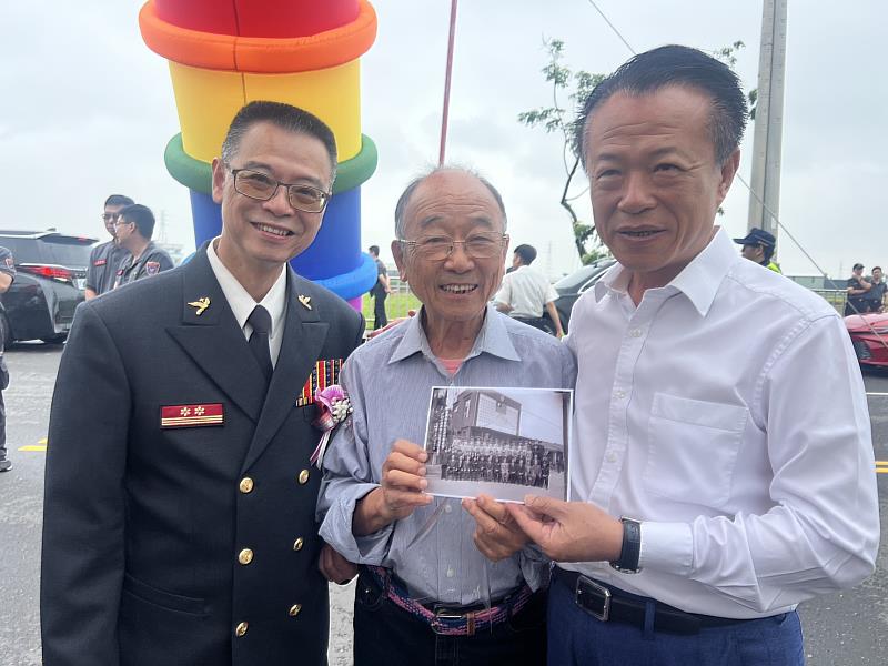 新港文史記錄者李文攸(中)。