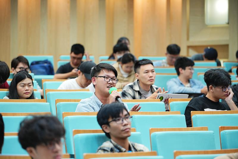 同學們把握難得機會與身為成大校友的余定陸總裁交流,現場互動熱烈。