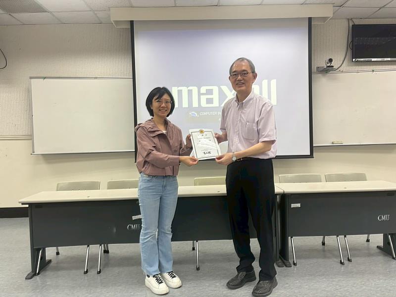 中國醫藥大學牙醫學院傅立志院長表揚研習績優學員。