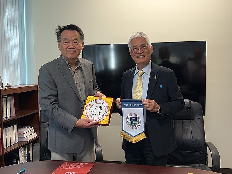 南華大學高俊雄校長（右）率團赴美交流深化合作，與Vircend大學校長季擎華（左）交流合影。
