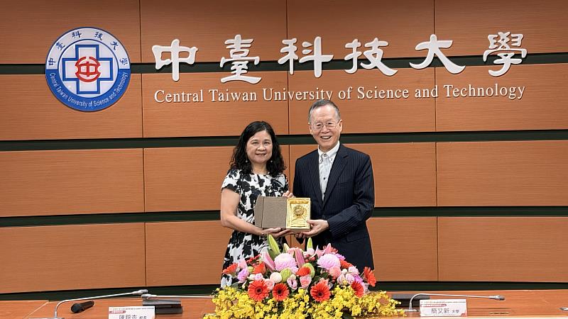 台灣永續能源研究基金會致贈琉璃給中臺科大。