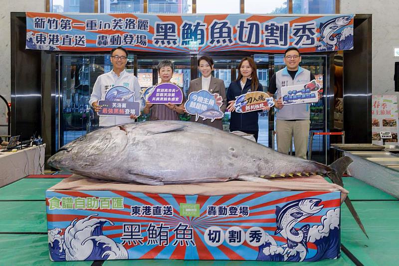 芙洛麗大飯店現切秀活動市長高虹安與貴賓合影。