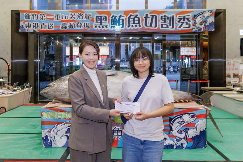 市長高虹安將飯店提供獎項頒發與猜中民眾。