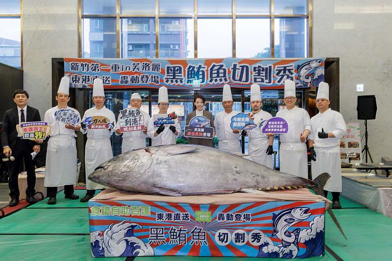 芙洛麗大飯店現切秀活動市長高虹安廚師合影。
