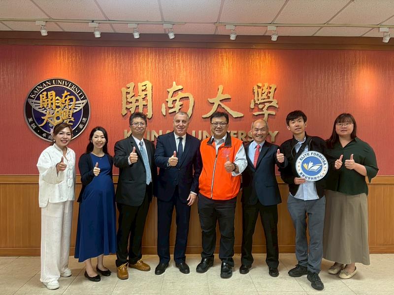 開南大學校長郭鐘達(右4)與瑞士酒店管理學院(BHMS)區域業務暨行銷總監喬凡尼.雷拜(Giovanni Rebai,左4)率雙方代表合影,為未來國際交流與餐旅教育合作奠定基礎。