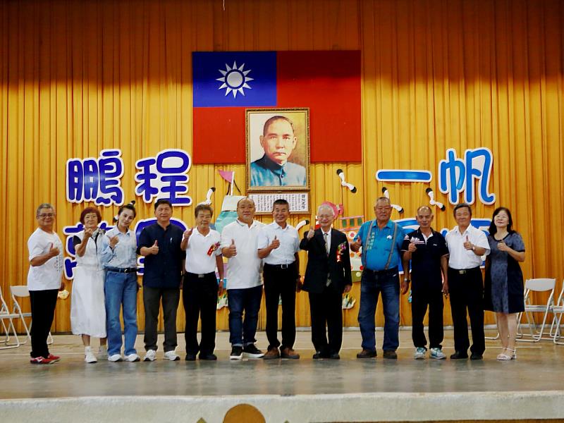 彰化陝西國小吳世宏校長、林昭庚院士與貴賓祝福畢業生鵬程萬里、一帆風順。