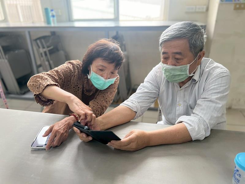 據點長輩互相學習操作數位工具