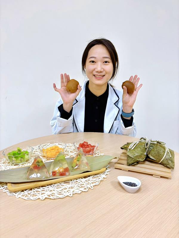 洪靖雯營養師設計降低熱量負擔的高纖水果冰粽。