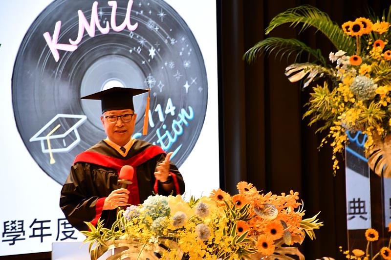 高雄醫學大學校長余明隆致詞