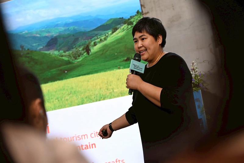 CEA清邁創意經濟局北區辦公室總監 Imhathai Kunjina分享清邁透過設計週、人才培育及跨域合作，逐步發展為國際知名創意城市的經驗