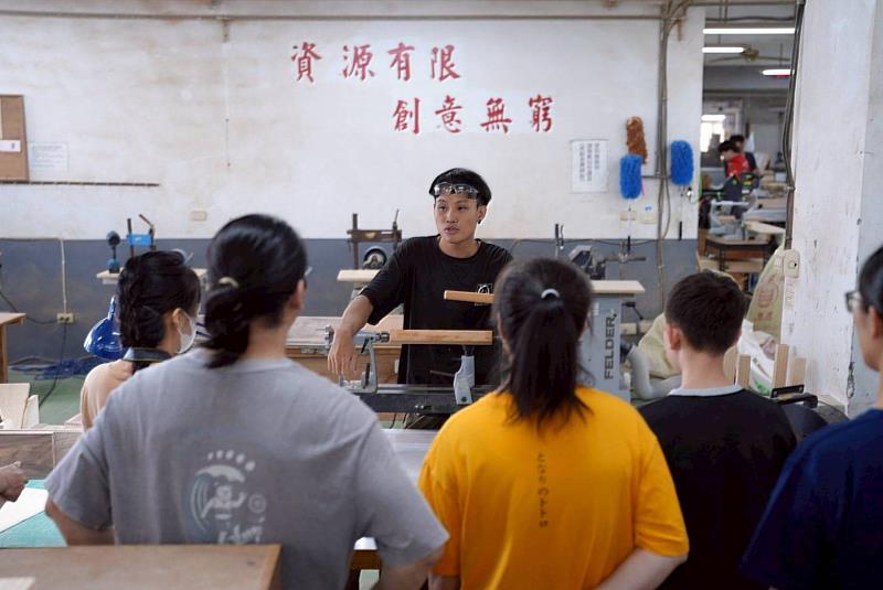 原住民講師向學員講解製作椅腳的程序。