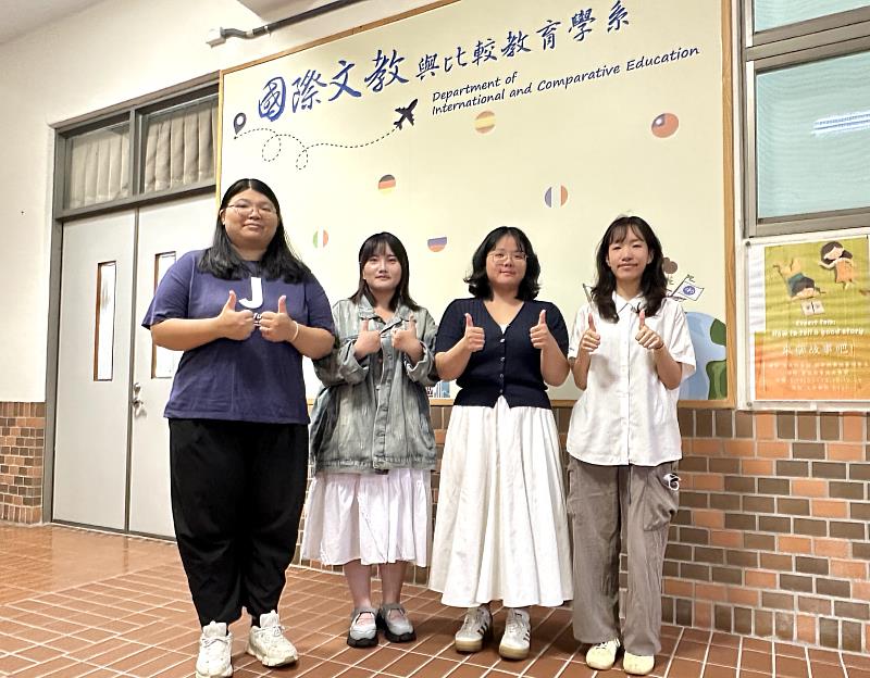 代表暨大海外和平志工團隊參與總統府授旗活動的四位學生，林佳容(左起)、郭伃庭、程惠予、王筠心。
