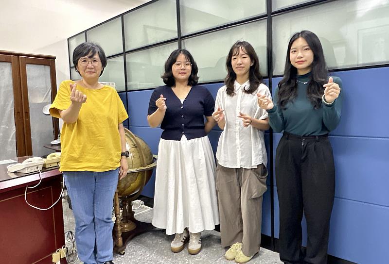 由暨大國際文教與比較教育學系主任鄭以萱老師(左一)所指導的暨大海外(泰緬邊境、菲律賓)和平志工團隊。