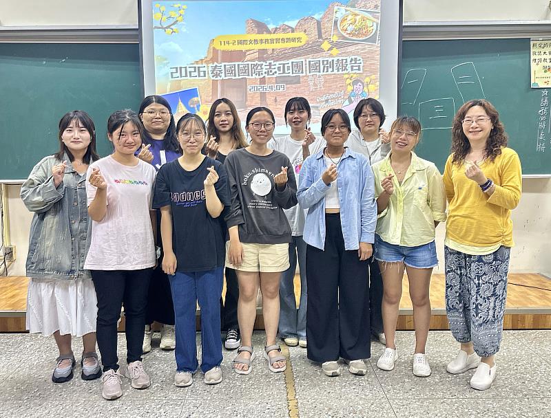 由暨大國際文教與比較教育學系洪雯柔老師(右一)所指導的暨大海外(越南、印尼、泰國)和平志工團隊。