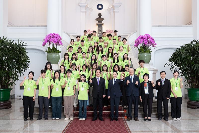 賴清德總統接見「青年海外和平志工」團代表。(照片取自總統府新聞)