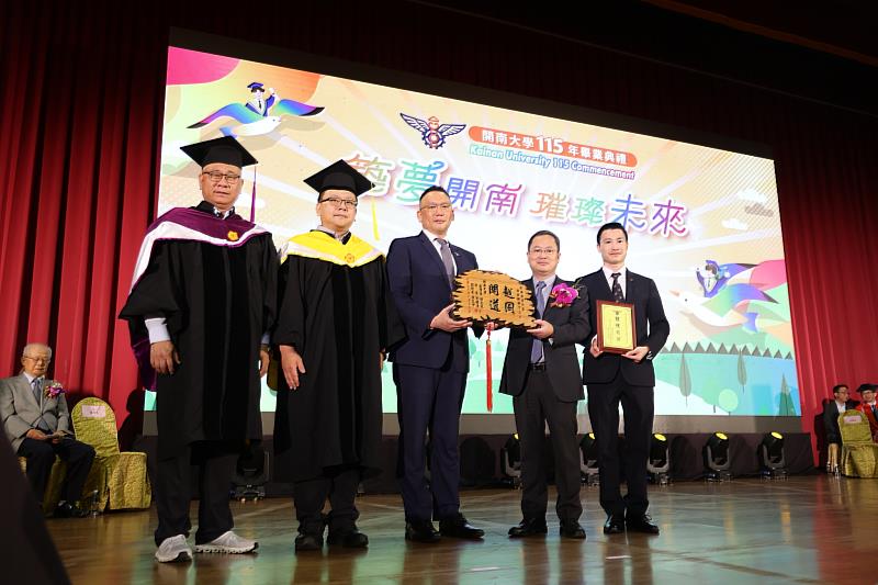 駐台北越南經濟文化辦事處代表潘喬鍾（右2）出席開南大學115年畢業典禮，接受董事長顏志光（左3）致贈紀念牌，由校長郭鐘達（左2）及副校長陳文甲（左1）共同見證，展現台越教育交流成果