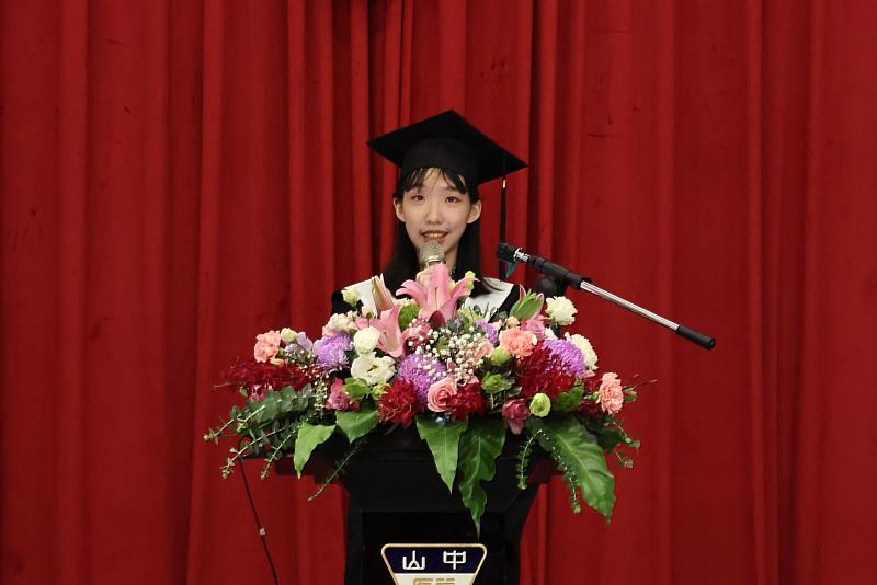 中山醫大畢業生代表、應外系許禎芸以「萬花筒」比喻大學四年的成長歷程，勉勵同儕勇敢探索，走出屬於自己的人生道路。