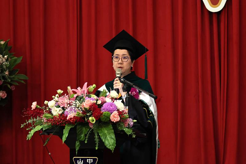 董事長周英香勉勵畢業生保持創新思維與行動力，勇敢迎接人生新篇章的每一道挑戰。