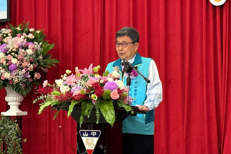 中山醫大校友總會理事長鄭英傑勉勵學弟妹善用時間，累積專業實力與人生厚度。