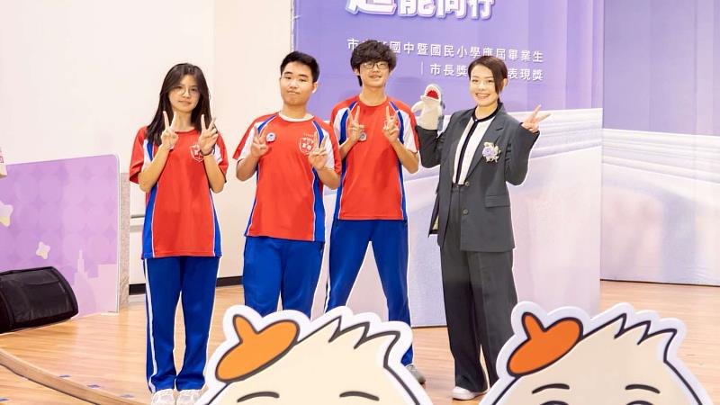 高虹安市長與學生們合影。