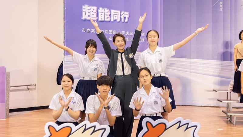 高虹安市長與學生們合影。