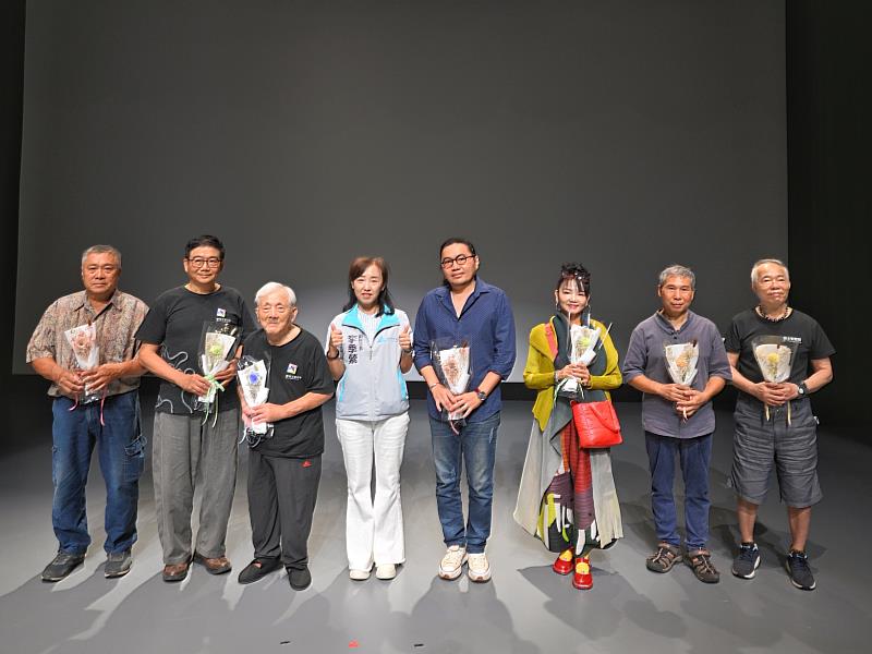 副秘書長李季縈與貴賓合影。