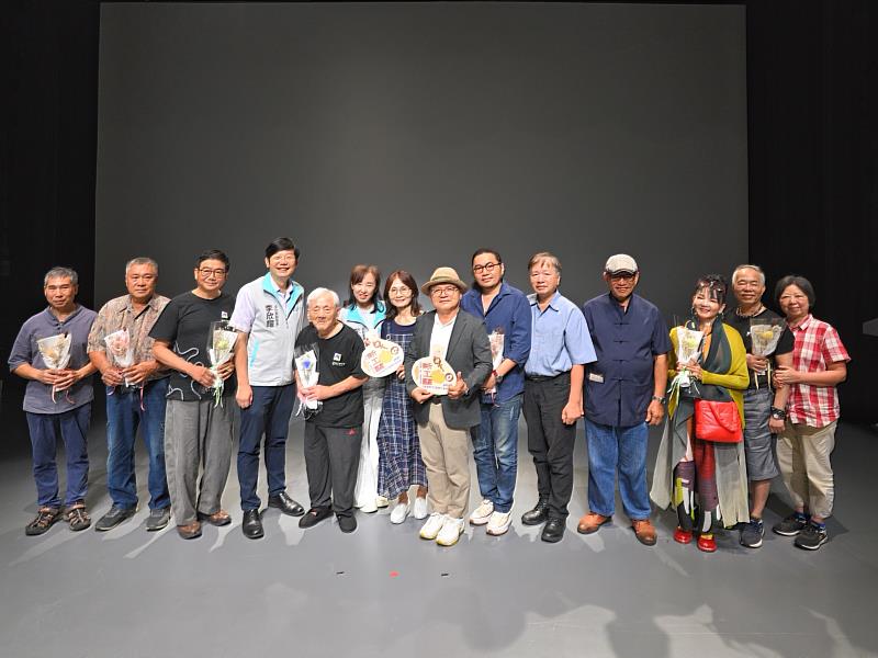 副秘書長李季縈與貴賓合影。