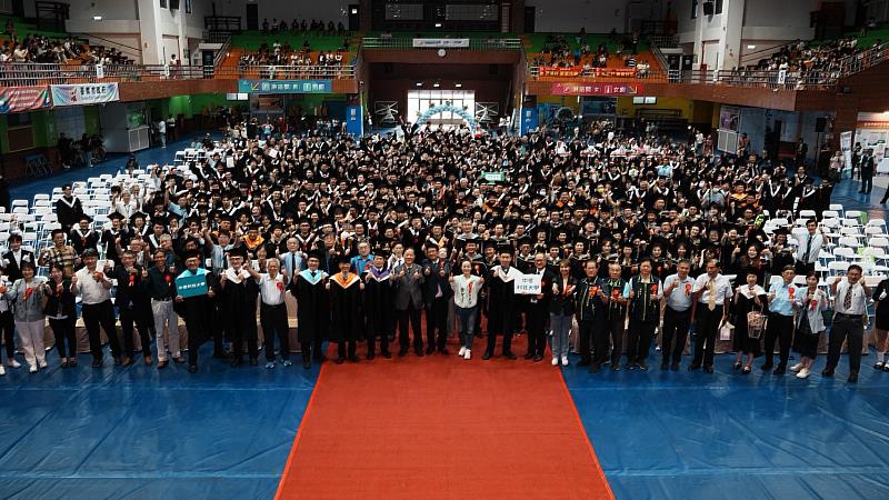 圖說：中信科技大學舉行大學部暨碩士班畢業典禮，董事、師長與全體畢業生大合照。(圖/中信科大提供)