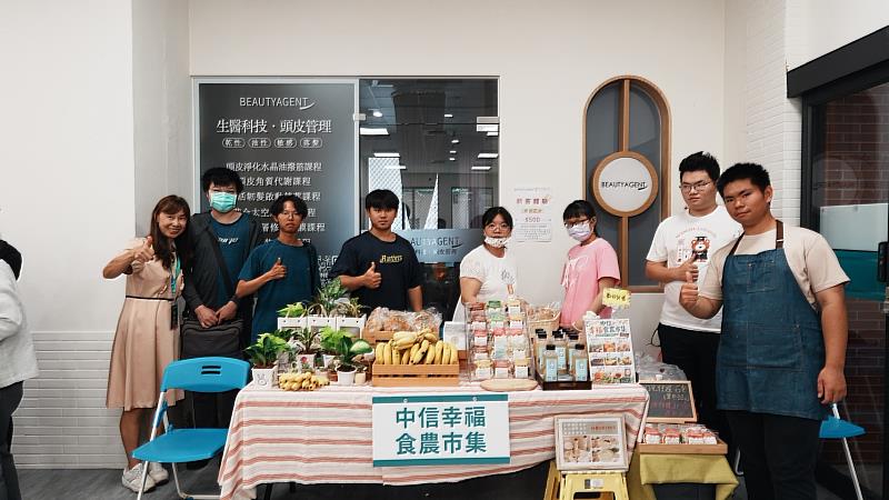 圖說：中信科技大學115年畢業典禮結合親子市集活動，創新突破傳統典禮模式，營造兼具教育意涵與親子互動的多元慶典氛圍，邀請民眾共同參與，見證溫馨難忘的畢業時刻。(圖/中信科大提供)