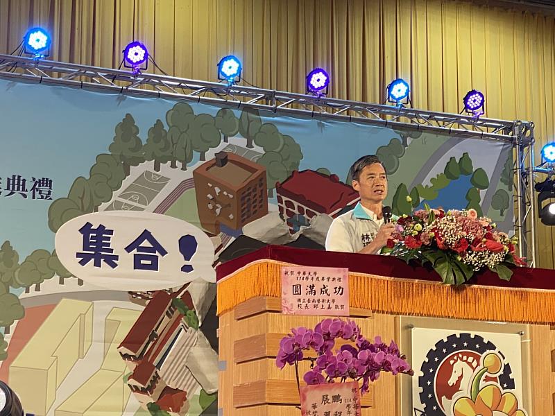 副市長林琨瀚致詞,向畢業生表達誠摯祝賀。