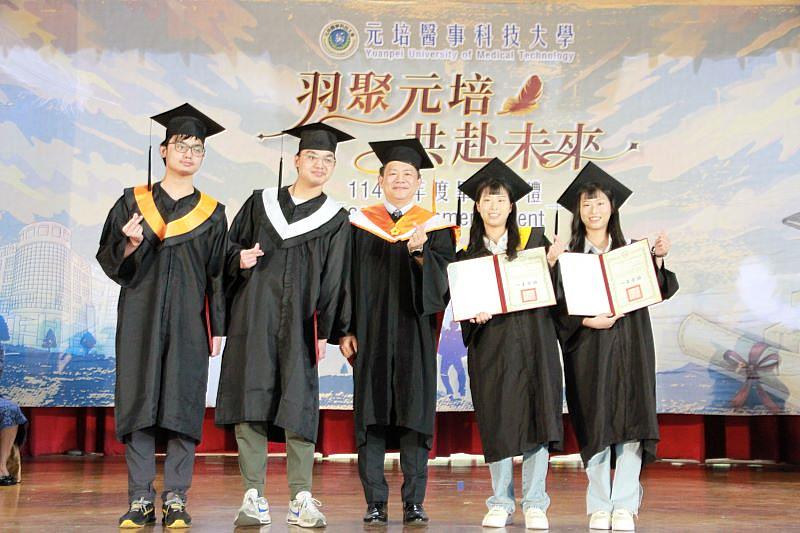 元培醫技系與食科系的邵言紹行兄弟、健管系與食科系巧芬巧容姊妹獲王綮慷校長（中）頒贈「攜手共學精神獎」。