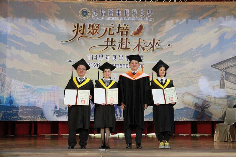 元培餐管系劉惠安（左一）、簡淑賢（左二）及彭月芬同學（右一）獲頒「終身學習精神獎」，與王綮慷校長合影。