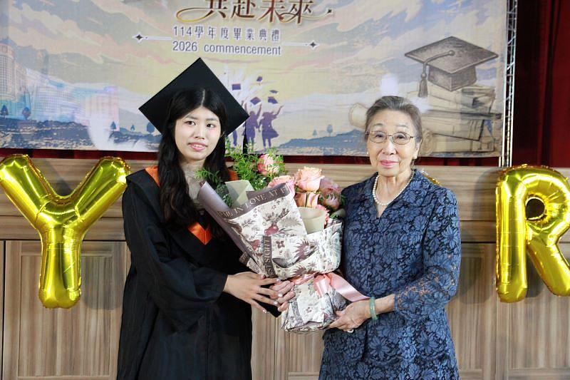 元培畢業生代表陳宜楨（左）致贈花束感謝蔡雅賢董事長。