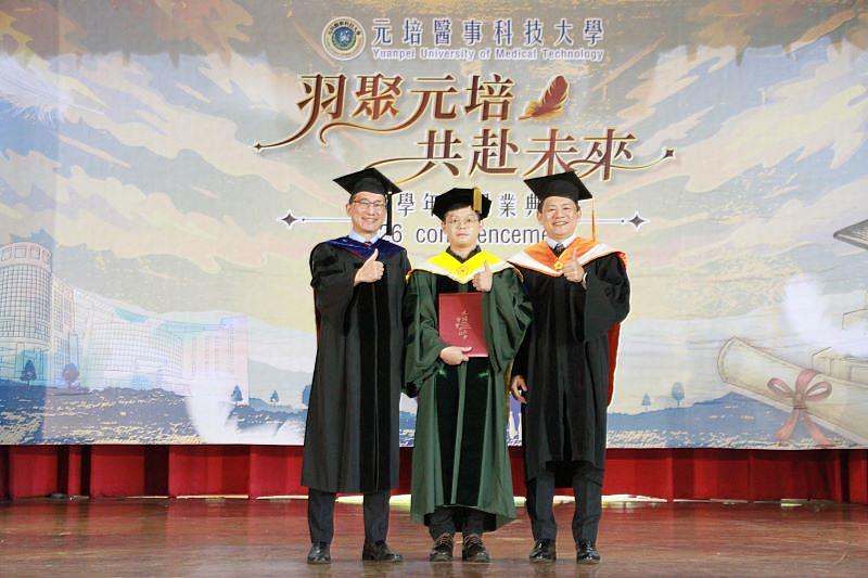 元培創校首位自主培養的博士生—生技製藥系温邦宇（中），與王綮慷校長（右）、莊路德院長合影。
