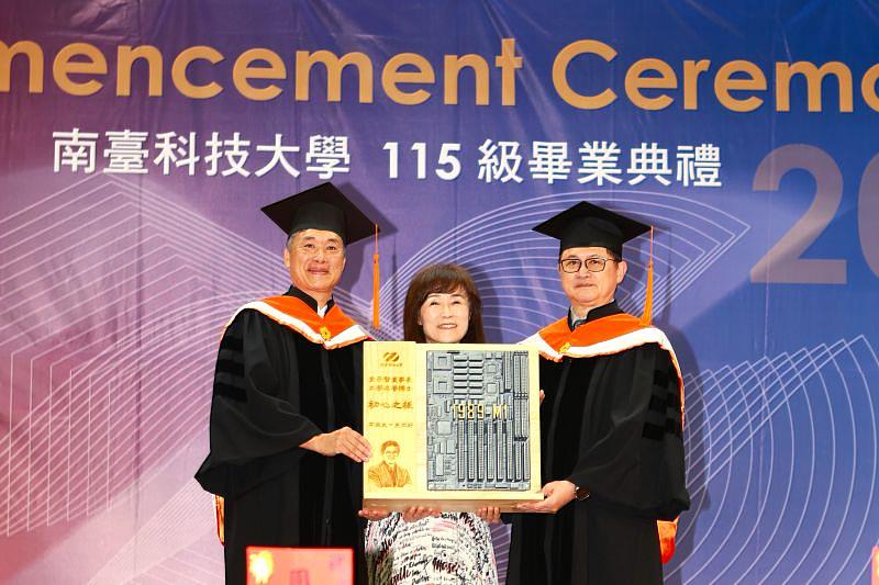 【傳承時代精神-初心之板】南臺科大蘇慧貞董事長(中)代表校方,致贈極具歷史意義的復刻主機板「初心之板:1989」予和碩聯合科技童子賢董事長(右),致敬其「不求大,先求好」的時代破局精神,並與黃能富校長(左)共同留下歷史性的合影紀念。