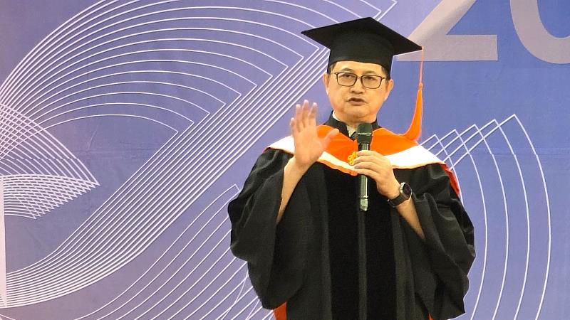 【童子賢名譽博士致詞】南臺科大新科名譽工學博士、和碩聯合科技董事長童子賢發表演說，期勉南臺科大 115 級畢業生帶著「不破不立」的創客初心，在 AI 時代勇敢定義未來。