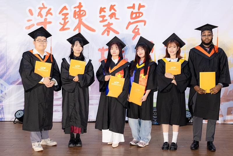 城市大學畢業生代表合影
