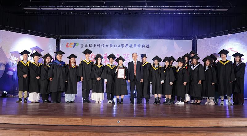 城市大學董事長鄭逢時與畢業生合影