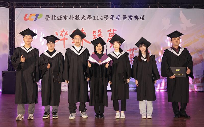 城市大學校長馮美瑜與畢業生合影